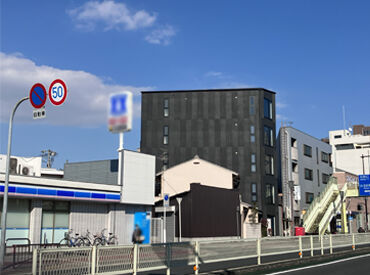 1番背の高い黒い建物がオフィスです！
出来たばかりの建物なのでとても綺麗♪
近くにはコンビニもあり、軽食を買うのにも便利★