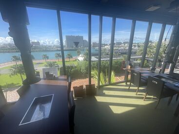 ぶりあん ヒレ肉専門店 黒毛和牛炭火焼き　北谷店 美浜の海が一望できる店内♪
スタッフの人数が多めだから、シフトの融通が利きやすい！
学校や他のお仕事との両立も"◎"