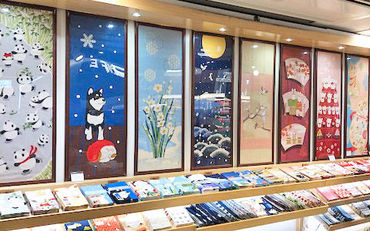 大宮駅店には「鉄道」をモチーフにしたデザインや、
 埼玉県のマスコットキャラクターなどの限定柄もご用意しています！