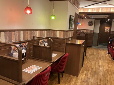 \まずは笑顔で"いらっしゃいませ"!/
むずかしい仕事はありません◎
先輩たちが優しくサポートします!