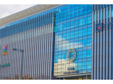 大阪板硝子販売株式会社　枚方事業所 ≪20～40代の男性スタッフ活躍中!!≫
物づくりが好きな方におすすめのお仕事です！
こんなビルの窓を作ってます♪