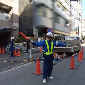 30~50代まで幅広く活躍中!シニアもOK!
交通誘導警備業務検定2級以上の方も大歓迎◎
※画像はイメージ