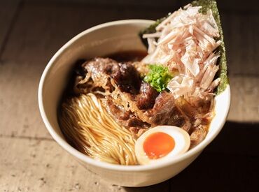 MENYA INOICHI #3 本店・宇治店・離れの3店舗で募集中。
絶品まかないを味わえる★
看板メニューは羅臼昆布と最高級の本枯節の効いた「出汁そば」