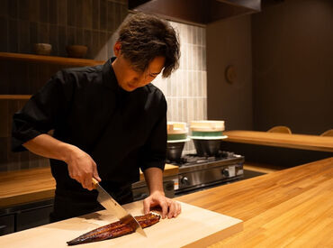 外国の方とお話しできる機会が多い
お仕事です◎
お店の中はカウンターの8席のみの
おしゃれで落ち着いた空間です*