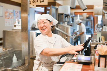 丸亀製麺 砺波店［110480］ 本場讃岐の臨場感が味わえる☆お客さまのワクワクした顔もカウンターからよく見えて楽しいですよ