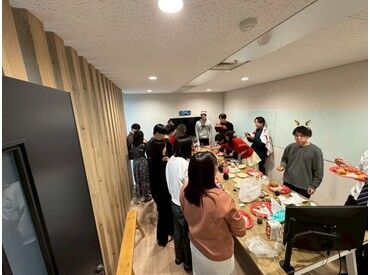 服装・髪色・ネイル・ヒゲなど全部自由で自分らしく働ける♪
成果に応じて時給UPも可能なので、頑張りがしっかり評価されます！