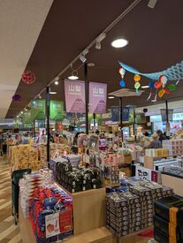 足柄SA店ショッピング ハブICである御殿場ICの近くに位置する為、
遠方からの従業員も多数在籍！
静岡県富士宮、沼津、神奈川県山北、秦野等！