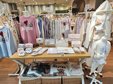 週1日~/1日3時間~
シフトも柔軟◎
新作のお洋服などもいち早く知れるのでワクワクしながら働けます♪