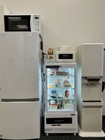 オフィス内には冷蔵庫やウォーターサーバーも完備◎