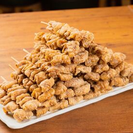 新時代　高崎駅前店 名物のパリモチ食感のトリ皮串など
串焼きの準備や食材のカットなど！
調理経験がなくてもできる
シンプル作業をお任せします♪