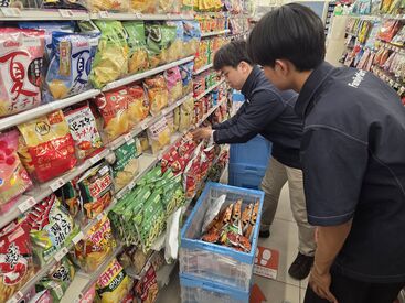 ファミリーマート アメ村西心斎橋店【アメ村西心斎橋店】 「ココってどうやったっけ…」って困ったことがあっても聞きやすい！
一緒に働きませんか？