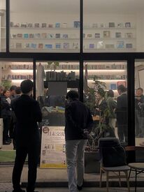 街の交流会や、地域の会社とコラボイベントも開催！
店内は天井まで広がるブックカフェ。