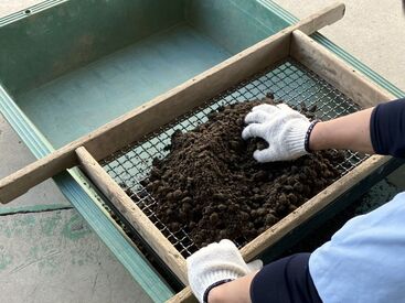 土をふるいにかけているシーンです。
大きめの石などを取り除いて、試験をしやすくします！