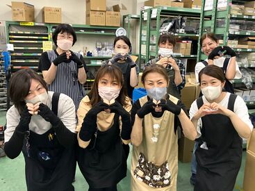 恥ずかしがりながらも素敵な笑顔で「はい、ちーず☆」
撮影にご協力いただいたスタッフさんたち
みんなでワイワイ楽しく活躍中♪