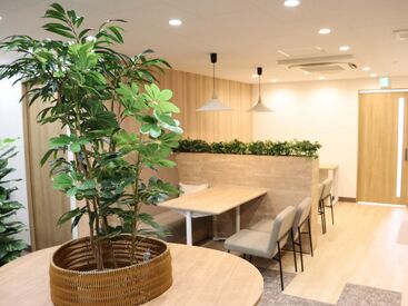 オフィスは最近移転したばかり!
休憩室もとても綺麗です★