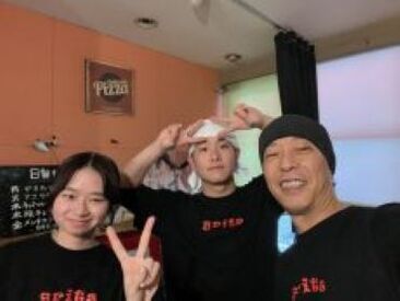 カメラを持っているのが店長です★
幅広い年代の方が在籍!