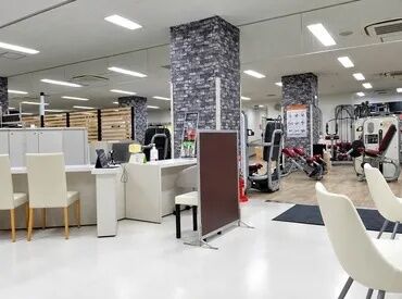 フロントスタッフも募集！
お客様の受付・ご案内♪