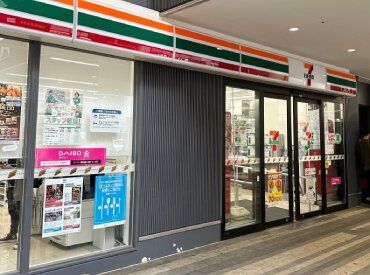 セブンイレブン 川崎溝の口駅前店 溝の口駅、武蔵溝ノ口駅から徒歩3分以内。一人一人の従業員が明るく元気に働いている職場です。食事補助有