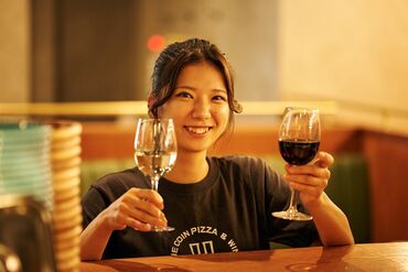 CONA 横浜西口店 先輩や仲間たちがしっかりフォローしてくれるので安心♪
スタッフはみんな仲良し◎
仕事終わりにみんなでご飯に行くことも★