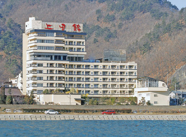 リバーサイド上田館 ＼* アナタらしく働ける！ *／
幅広い年代のスタッフが活躍★
だからこそ、「スタッフの働きやすさ」を大切にしています