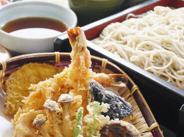 まかないは無料でお店のメニューやお弁当もOK♪
持ち帰って夕食にするスタッフも多いですよ。
髪色やネイルも自由度高め!