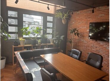 2023年5月に改装工事を行った
綺麗なオフィスでお仕事できます!
冷蔵庫や電子レンジも完備♪お弁当持参OK!