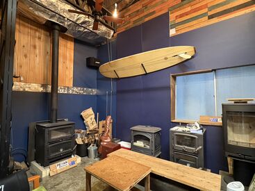 オシャレな休憩室完備♪仕事の合間に気分を変えてリフレッシュできます！
車・バイク通勤OKで無料駐車場もアリ♪
