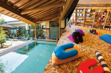 温泉やサウナに入り放題！
お仕事終わりにお風呂を済ませて帰宅することも◎
髪色自由なので自分らしいスタイルで働けます！