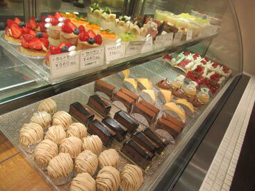 季節により四季折々の洋菓子が並びます！
甘いお菓子に囲まれた店内は毎日がワクワクの空間です◎