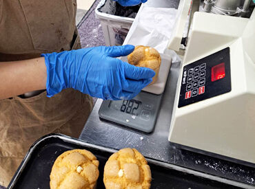 コツコツ作業が好きな方にもおすすめ！
スタッフ間で助け合いながら、お仕事をしています◎