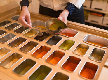 ＼長野のシンボル的存在”七味唐からし”♪／
皆一度は見かけたことがある赤いブリキ缶◎
安定企業で働けるチャンスです♪