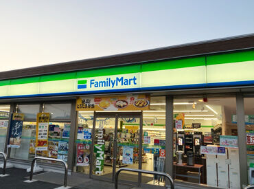 ファミリーマート大泉坂田七丁目店 居心地のイイ職場で◎
20代～50代の幅広い年代が在籍！
職場の雰囲気はとても和やか◎