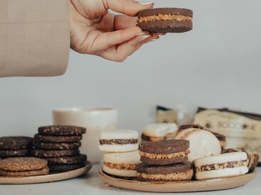 ファッション人材リンク株式会社【FJL】 ﾟ*｡☆ NEWスタッフ募集 ☆。*ﾟ
話題の洋菓子販売STAFF
・20～40代女性スタッフ活躍
・制服支給あり
・未経験大歓迎
