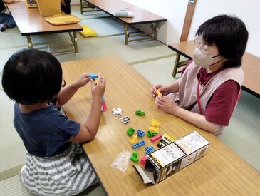 たじっこクラブ(放課後児童クラブ) 「今クラスでこんな遊びが流行ってるよ！」なんて雑談を交わしながら♪
子どもたちの笑顔がやりがいに◎
※イメージ画像