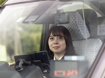 都タクシー株式会社 アプリからの配車予約メインだから、お客様を効率よくお迎えできる♪
最新のAIナビシステムも完備で快適！