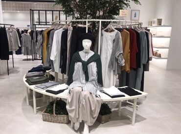 アパレルのお仕事デビューも大歓迎！販売ノルマや目標などは一切ありません◎子育てと両立して働く主婦さんも活躍中の職場♪