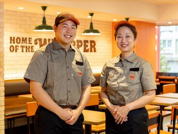 バーガーキング　近鉄布施駅前店 みんな同じスタートだから安心！
困った時はお互いに助け合いながら、
みんなが活き活きと働けるように
全力でサポート☆