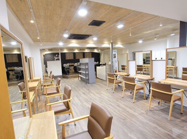 スタッフ同士の距離も近く、穏やかな雰囲気の職場だから、初めてでもすぐになじみやすい環境です♪