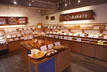 １９’ｓＢａｋｅｒｙ深草店 お洒落な雰囲気の店内には、人気のパンがズラリ♪
オリジナリティ溢れるパンは、見ているだけでもワクワクします★