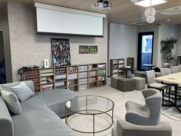 綺麗なカフェスペース完備◎
休憩中はこちらでコーヒーなどをのみながら
ゆっくりできます♪
漫画もたくさん置いてありますよ★