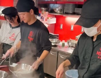お店づくりにも関われるチャンス！
自分の成長を感じながら、仲間と一緒に新たな挑戦を始めませんか？