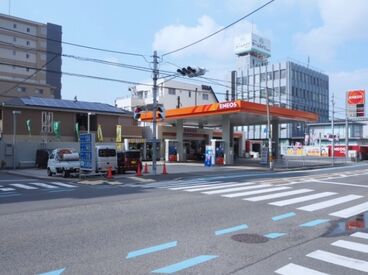 未経験の方でも丁寧に教えるのでご安心ください！
初めから1人で接客なんてことはありません★