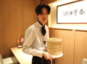 お仕事は料理の提供やオーダーなど◎
わからないことがあれば先輩STAFFが優しく教えるので
何でも聞いてくださいね♪