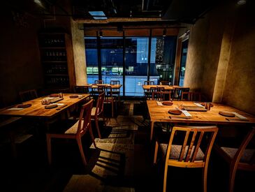 焼鳥 酉乃洲 YAKITORI TORINOSU 某グルメサイトで☆3.5の超人気店♪
モダンな店内も自慢！
髪型/髪色/ピアス/ネイル…全部自由◎
焼き鳥の賄いもウレシイ☆