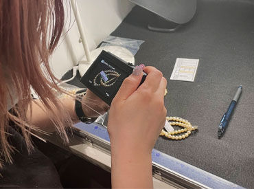 宝石やジュエリーに囲まれてコツコツ作業★
未経験でも丁寧にサポート！
新しい仲間を待っています♪