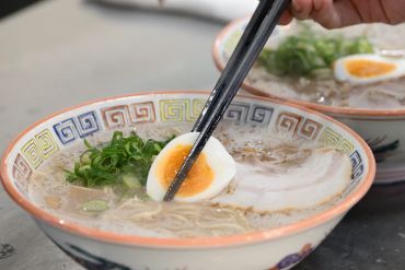 ラーメンを学びながらキャリアアップ可能！
習熟度に応じて役職＆給与アップ◎
明確な評価基準のもと
頑張りを評価します！
