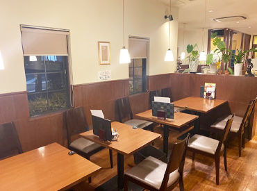 清潔感があって過ごしやすい店内★
全席禁煙なので、タバコの臭いも気になりません♪
未経験◎まずは笑顔で接客ができればOK
