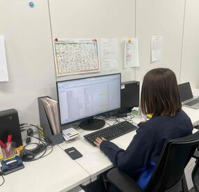 株式会社HMKロジサービス 名古屋センター 作業の様子です！
電話応対は1日5件程度◎基本はチャット対応になります！