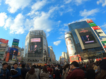 株式会社パス・コミュニケーションズ 街と未来に明るいビジョンを ――
渋谷・新宿・池袋など街を彩る屋外大型ビジョン
そこに映し出される広告に携われるチャンス！