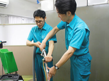カーペット清掃専用の掃除機を使用します！
使い方はシンプルなので慣れれば簡単♪
先輩スタッフが優しくサポートします！